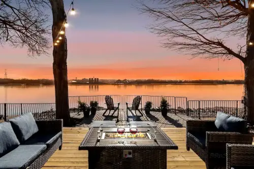 Welcome to Bourbon Riverfront! Prime location & river view gives this home a perfect balance for a rejuvenating & fun getaway. Just a few miles from several key attractions: Louisville and Jeffersonville downtown, Derby, KFC! Yum Center & much more.